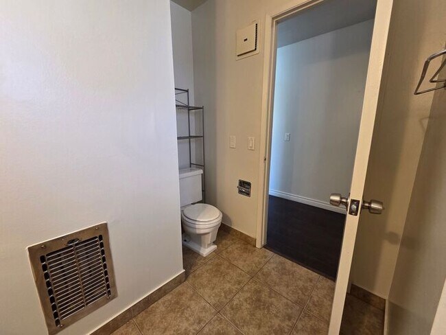 Building Photo - New Listing!