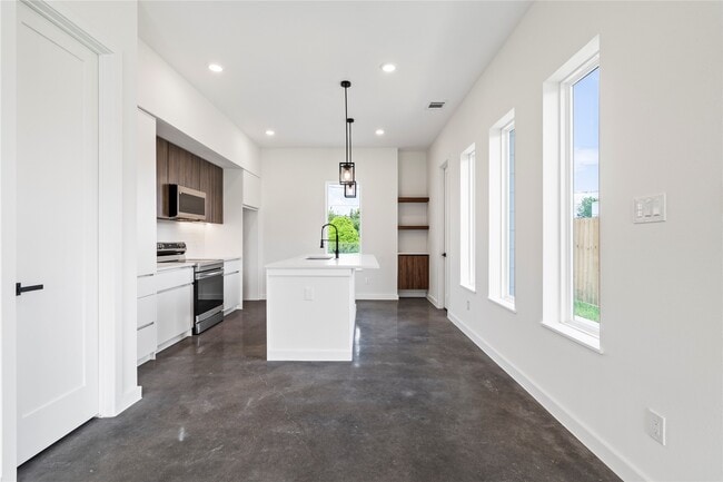 Building Photo - 8022 Colonial Ln