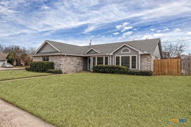 Building Photo - 1102 August Dr