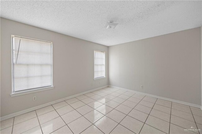 Building Photo - 12 Fullerton Ave