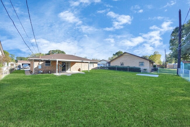 Building Photo - 1122 Un Vly Dr