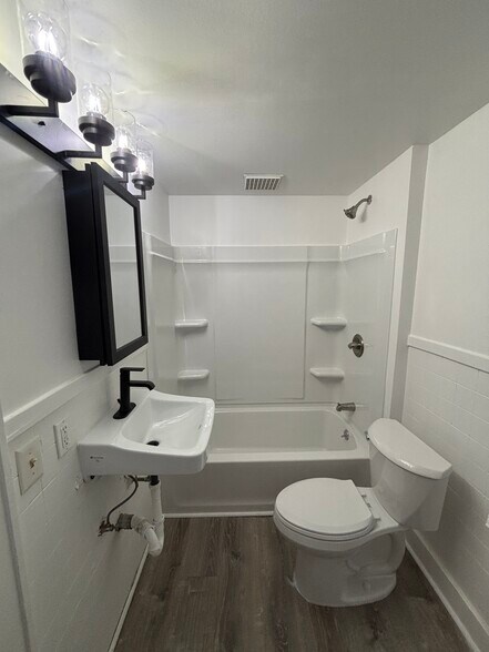 Building Photo - 504 W 29th St