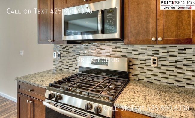 Building Photo - Your Puyallup Dream Home is Here – Open Layout, amazing Kitchen & More