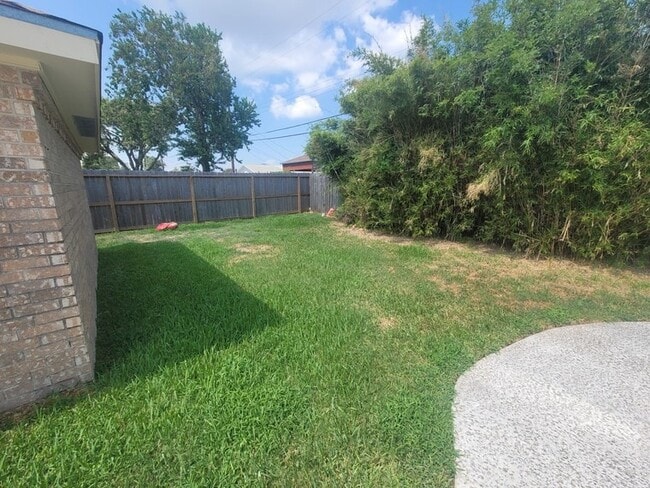 Building Photo - 2626 Beluche Dr