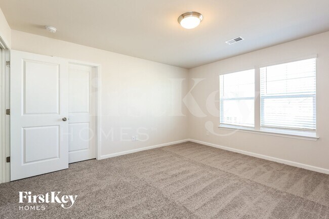 Building Photo - 562 Hillpark Ln