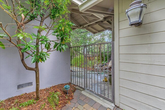 Building Photo - 16101 Matilija Dr