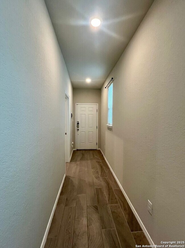 Building Photo - 3/2 Single Story Conveniently Located to B...