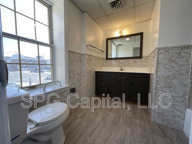 Building Photo - 5 Center Square