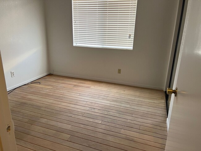 Building Photo - Nice 3 Bedroom 2 Bath Single Story