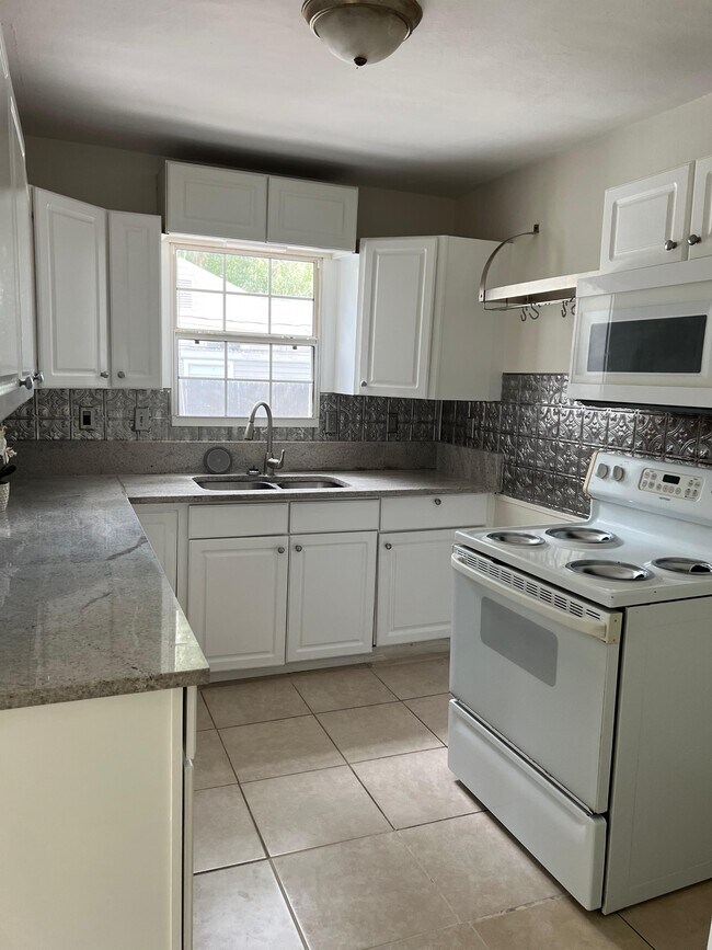 Building Photo - 2704 Spring Park Rd