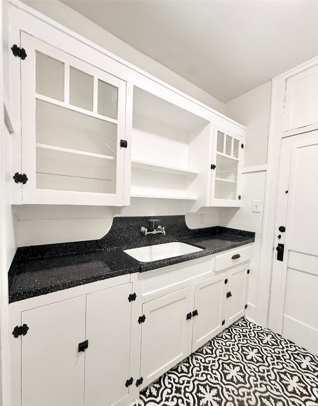 Building Photo - 1126 Berthea St