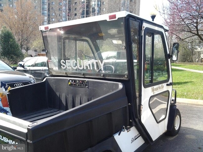 Building Photo - 5901 Mt Eagle Dr