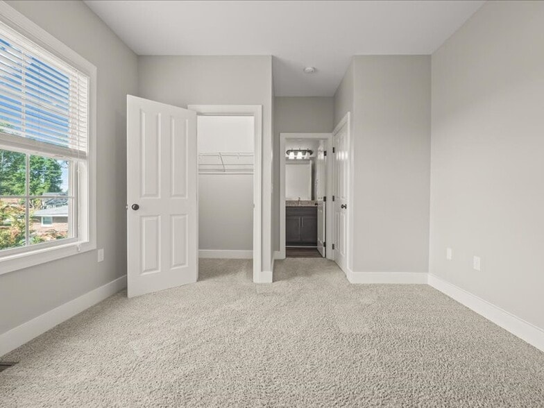 Building Photo - 417 grady way