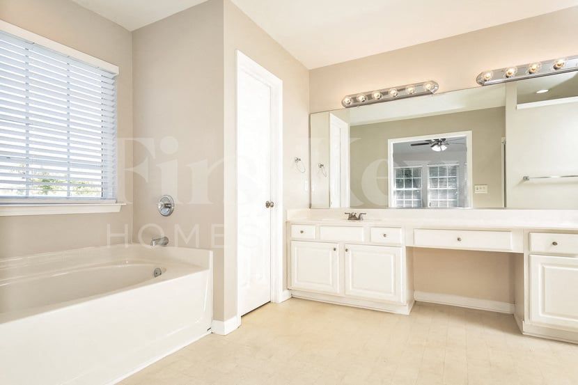 Building Photo - 1562 Pondhaven Dr