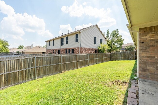 Building Photo - 2105 Sumac Dr