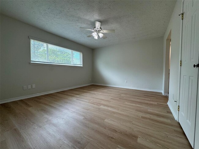 Building Photo - 22018 Elsinore Dr