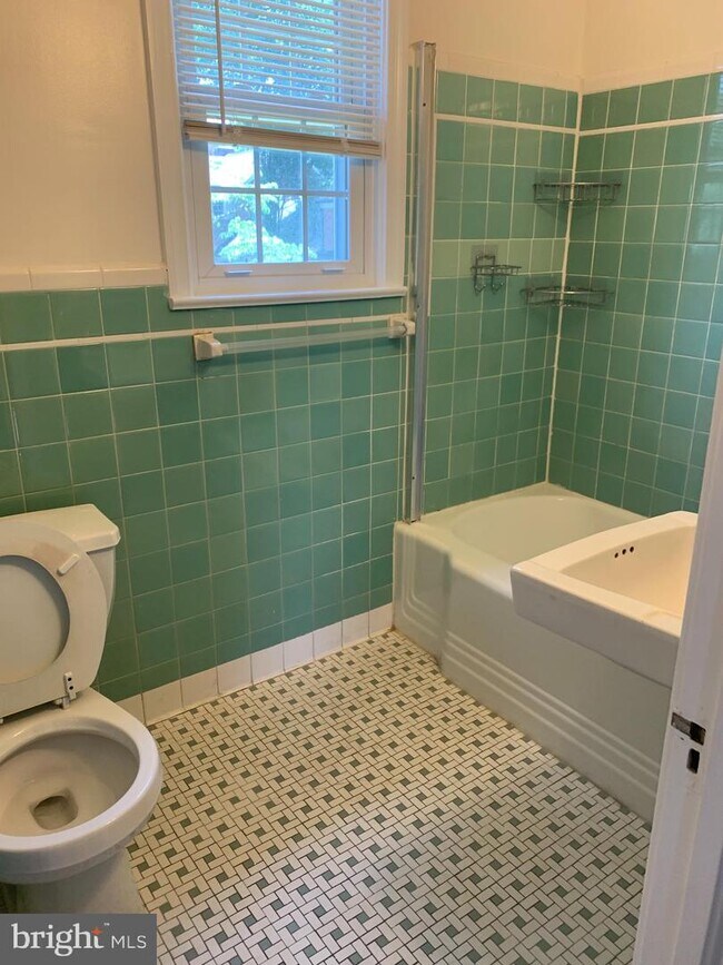 Building Photo - 5203 Saratoga Ave