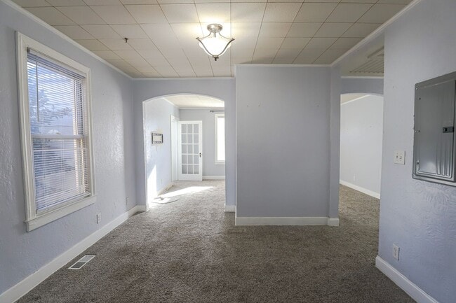 Building Photo - 1709 Oak Dr