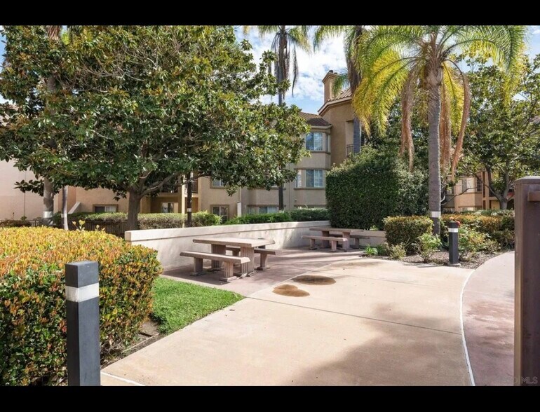Building Photo - 580 Camino De La Reina