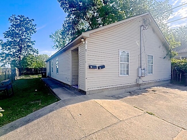 Primary Photo - 1326 W Huntington Ave
