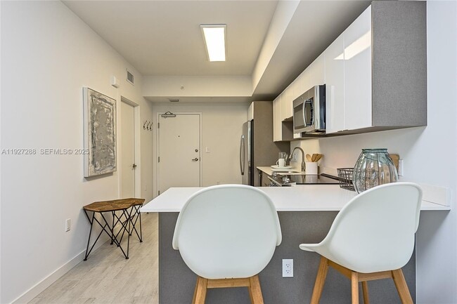 Building Photo - 321 NE 26th St