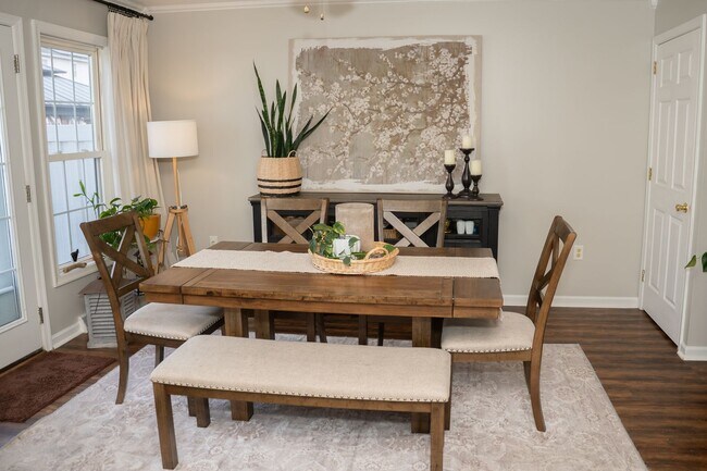 Building Photo - Charming 3 Bedroom, 1.5 Bath Townhome - EL...