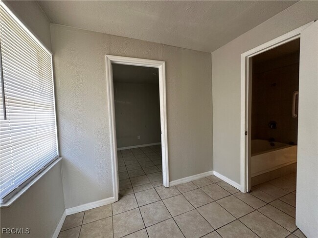 Building Photo - 2210 Cantor Ln