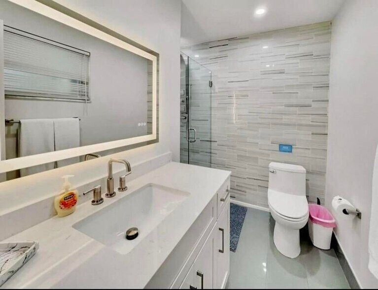 Building Photo - 5940 NE 22nd Ave