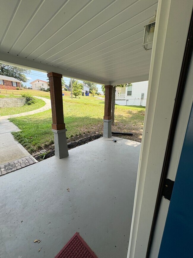 Building Photo - 3 Bedroom 2 Bath Home in Greenville
