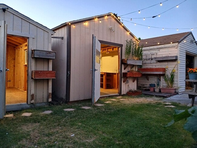 Building Photo - Charming Oakland Oasis with Detached Works...