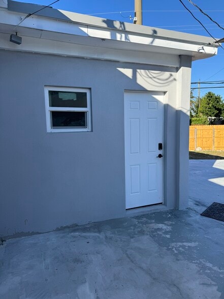 Building Photo - 4170 NE 15th Ave