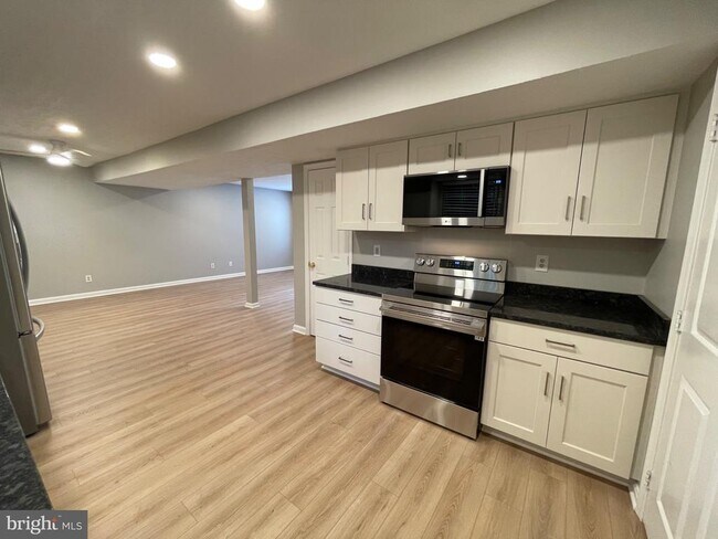 Building Photo - 13750 Summer Pl