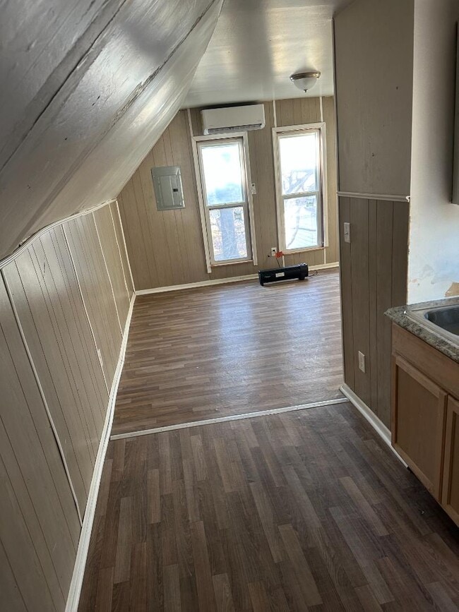 Building Photo - 208 1/2 E Avenue B - Unit 2