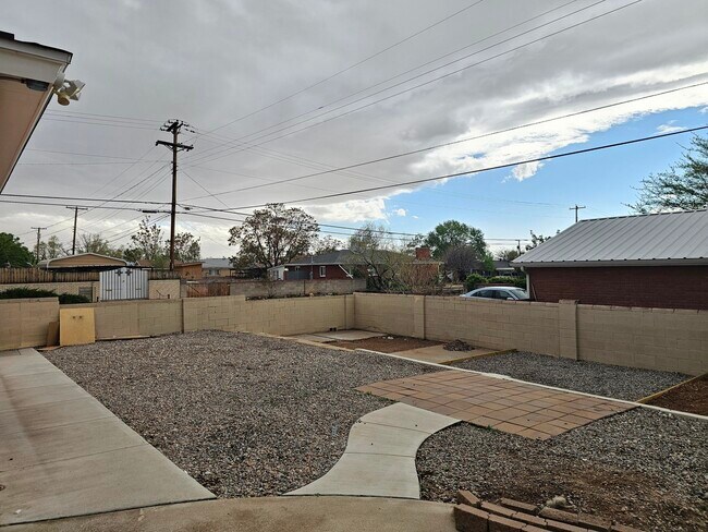 Building Photo - 2701 Cagua Dr NE