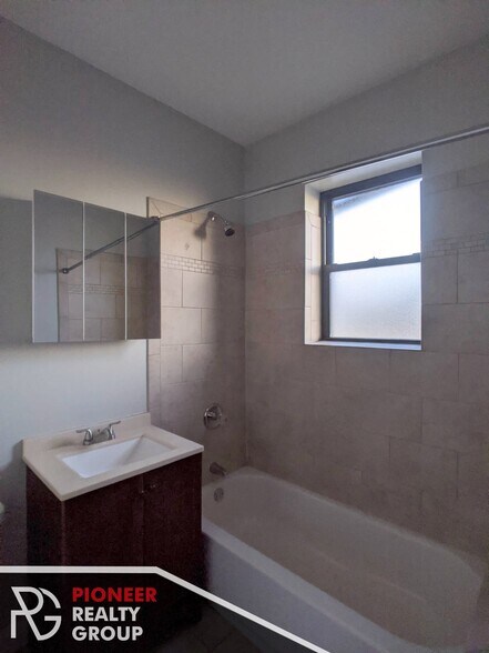 Building Photo - 4409 N Wolcott Ave