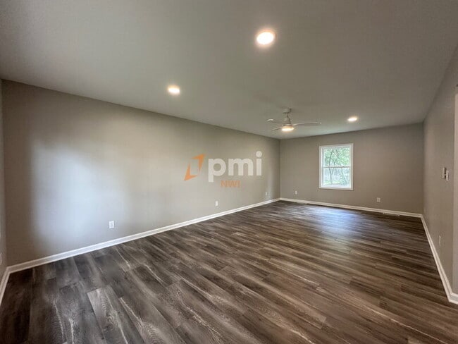 Building Photo - 397 Briarwood Dr
