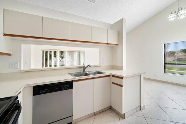 Building Photo - 9398 Laurel Green Dr