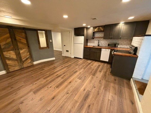 Large eat in kitchen, closet/pantry - 2261 Newark st