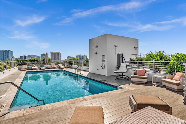 Building Photo - 9901 E Bay Harbor Dr