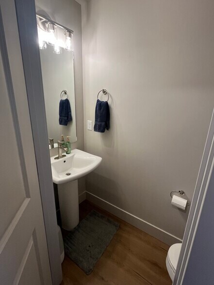 Building Photo - 548 Aspen Ave