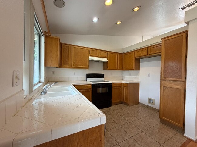 Building Photo - 2350 E Fallbrook Ave