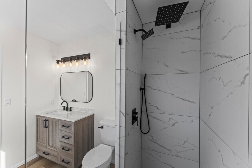 master bath - 3204 Valley Hi Ave