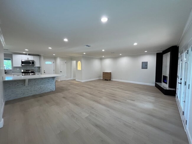 Building Photo - Upgraded + freshly prepped 3+2.5 in Granad...