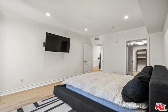 Building Photo - 122 N Clark Dr