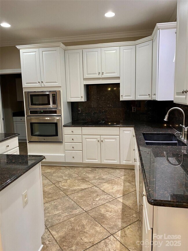 Building Photo - 605 Queenswater Ln