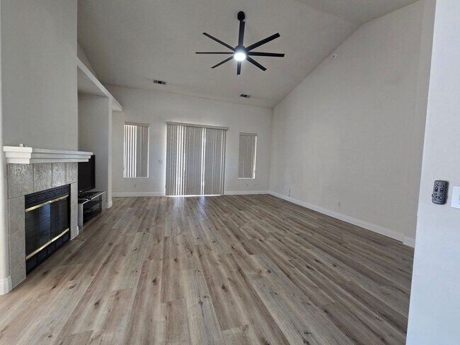 Building Photo - 4 BR + Flex 2 BA Available 9/15