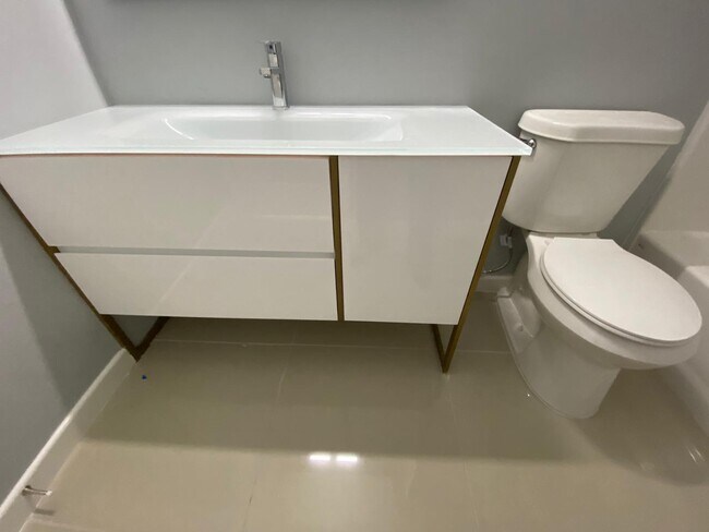 Building Photo - 1428 W Harrison Ave