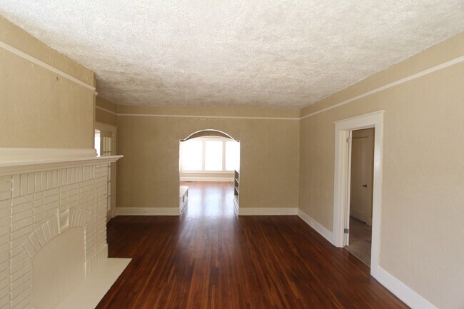 Building Photo - Cute! Cute! Cute! That's the best way to describe this 3 Bedroom 1 Bath charmer.