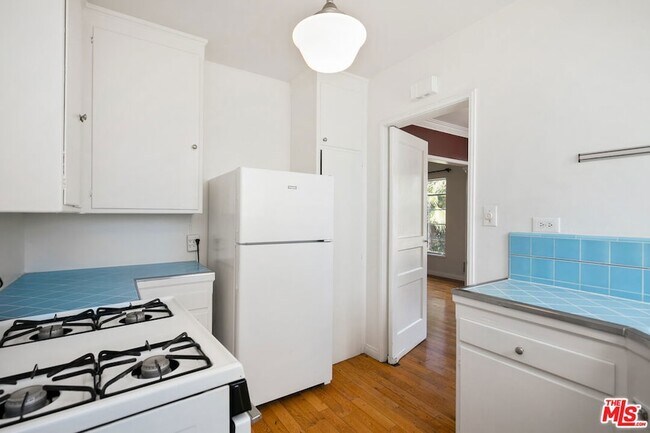 Building Photo - 1323 N Olive Dr