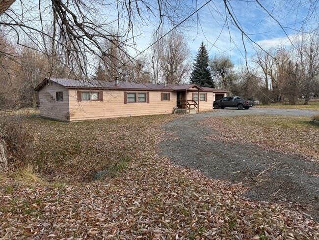 Building Photo - 4 Bed 2 Bath Home with 2 Car Garage, Large Private Fenced Yard. Lander, WY